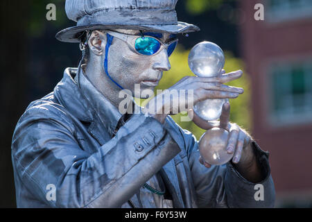 A Street Performer blickt auf freiem Glasmurmeln während seiner Tat auf dem Samstagsmarkt in Portland, Oregon. Stockfoto