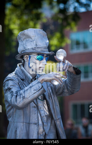 A Street Performer blickt auf freiem Glasmurmeln während seiner Tat auf dem Samstagsmarkt in Portland, Oregon. Stockfoto