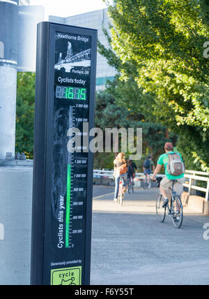 Der 1,615th Fahrer des Tages kreuzt über die Hawthorne Bridge in Portland, Oregon. Stockfoto