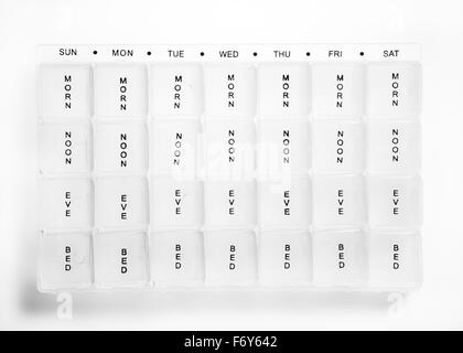 leere Behälter Pillenbox zeigt die Wochentage und Zeiten, so dass Sie wissen, was Pillen um zu nehmen, und wenn Stockfoto