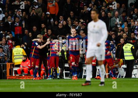 Madrid, Spanien. 21. November 2015. Andrés Iniesta Luján (8) FC Barcelona feiert das Ziel (0-3) nach dem Tor seines Teams. Cristiano Ronaldo Dos Santos (7) frustriert echte Madridlooks auf während die La Liga Fußballspiel zwischen Real Madrid und FC Barcelona im Santiago Bernabeu Stadion in Madrid, Spanien, 21. November 2015. Bildnachweis: Aktion Plus Sport/Alamy Live-Nachrichten Stockfoto