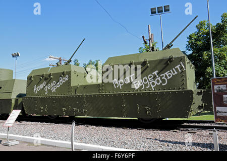 Sowjetische Eisenbahn montiert Anti-Aircraft Gewehren in der Exposition der militärischen Ausrüstung im Park Pobedy, Moskau, Russland. Stockfoto