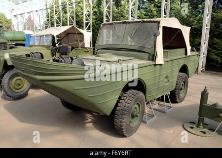 Ein amerikanischer Ford GPA Amphibienfahrzeug ("sickern") in der Ausstellung der militärischen Ausrüstung im Park Pobedy, Moskau, Russland. Stockfoto
