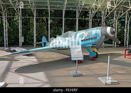 Eine deutsche Messerschmitt Bf 109 f-2-Kampfflugzeug (mock-up) in der Ausstellung der militärischen Ausrüstung im Park Pobedy, Moskau, Russland Stockfoto