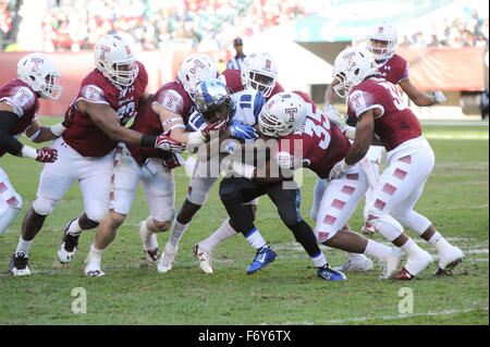 Philadelphia, Pennsylvania, USA. 21. November 2015. Memphis WR, JAE'LON OGLESBY, ist durch die Verteidigung der Tempel während des Spiels spielte bei Lincoln Financial Field in Philadelphia Pa Credit geheftet: Ricky Fitchett/ZUMA Draht/Alamy Live News Stockfoto