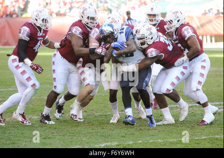 Philadelphia, Pennsylvania, USA. 21. November 2015. Memphis WR, JAE'LON OGLESBY, ist durch die Verteidigung der Tempel während des Spiels spielte bei Lincoln Financial Field in Philadelphia Pa Credit geheftet: Ricky Fitchett/ZUMA Draht/Alamy Live News Stockfoto