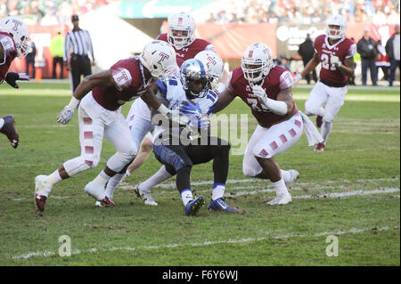 Philadelphia, Pennsylvania, USA. 21. November 2015. Memphis WR, JAE'LON OGLESBY, ist durch die Verteidigung der Tempel während des Spiels spielte bei Lincoln Financial Field in Philadelphia Pa Credit geheftet: Ricky Fitchett/ZUMA Draht/Alamy Live News Stockfoto