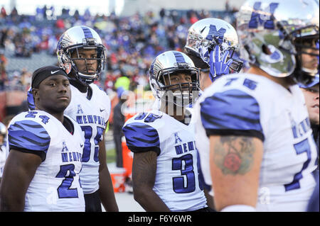 Philadelphia, Pennsylvania, USA. 21. November 2015. Memphis Spieler beobachten als Tempel gewinnt das Spiel gegen Memphis spielte bei Lincoln Financial Field in Philadelphia Pa Credit: Ricky Fitchett/ZUMA Draht/Alamy Live News Stockfoto