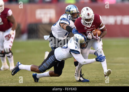 Philadelphia, Pennsylvania, USA. 21. November 2015. Temple Owls Runningback DAVID HOOD (24) von Memphis Tigers defensive Back CHRIS MORLEY (17) bei der amerikanischen Athletic Conference-Fußballspiel am Lincoln Financial Field in Angriff genommen wird. Die Eulen schlagen die Tiger 31-12. Credit: Ken Inness/ZUMA Draht/Alamy Live-Nachrichten Stockfoto