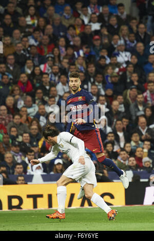 Madrid, Spanien. 21. November 2015. Gareth Bale (Mittelfeld, Real Madrid F.C.), Gerard Pique (Verteidiger, F.C. Barcelona) in Aktion während der La Liga Spiel zwischen Real Madrid und FC Barcelona im Santiago Bernabeu am 21. November 2015 in Madrid Credit: Jack Abuin/ZUMA Draht/Alamy Live News Stockfoto