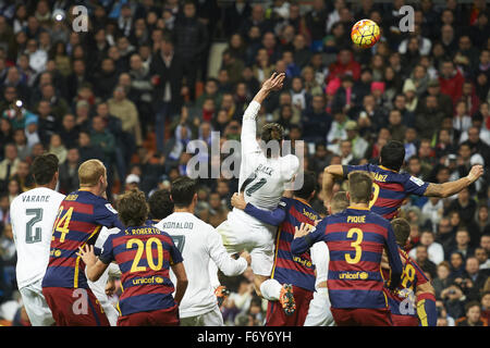 Madrid, Spanien. 21. November 2015. Gareth Bale (Mittelfeld, Real Madrid F.C.), Gerard Pique (Verteidiger, F.C. Barcelona) in Aktion während der La Liga Spiel zwischen Real Madrid und FC Barcelona im Santiago Bernabeu am 21. November 2015 in Madrid Credit: Jack Abuin/ZUMA Draht/Alamy Live News Stockfoto