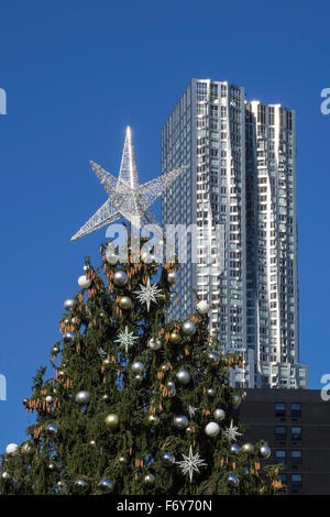 South Street Seaport Weihnachtsbaum und New York von Gehry-Gebäude, New York Stockfoto