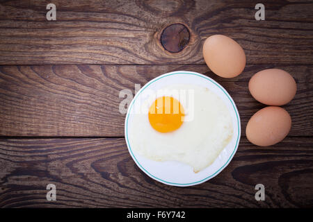 Spiegeleier Frühstück Bachelor auf Holztisch Stockfoto