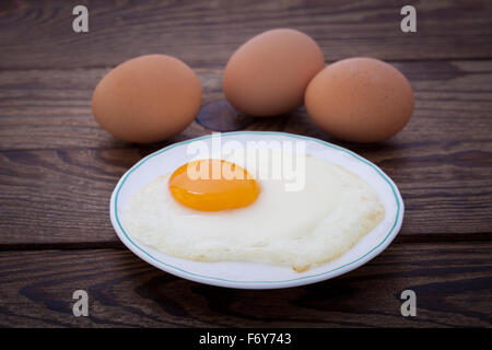 Spiegeleier Frühstück Bachelor auf Holztisch Stockfoto