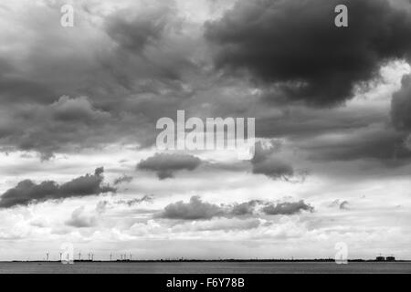 Schuss getroffen auf Osten Mersea Island, Blick auf das Meer mit ein stimmungsvoller Himmel Stockfoto