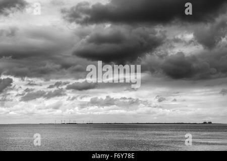 Schuss getroffen auf Osten Mersea Island, Blick auf das Meer mit ein stimmungsvoller Himmel Stockfoto