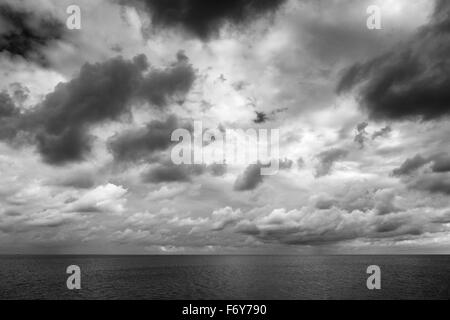 Schuss getroffen auf Osten Mersea Island, Blick auf das Meer mit ein stimmungsvoller Himmel Stockfoto