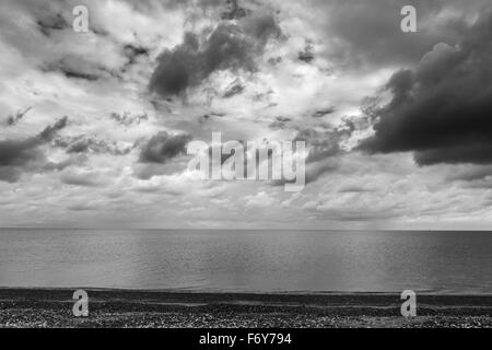 Schuss getroffen auf Osten Mersea Island, Blick auf das Meer mit ein stimmungsvoller Himmel Stockfoto