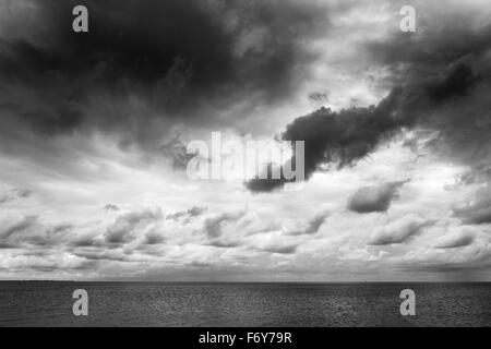 Schuss getroffen auf Osten Mersea Island, Blick auf das Meer mit ein stimmungsvoller Himmel Stockfoto