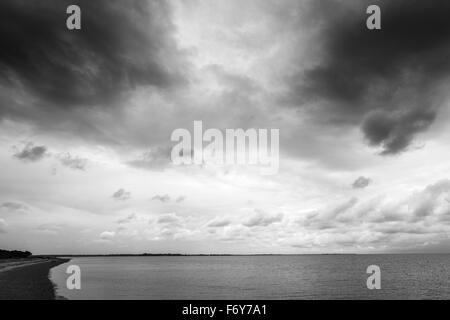 Schuss getroffen auf Osten Mersea Island, Blick auf das Meer mit ein stimmungsvoller Himmel Stockfoto