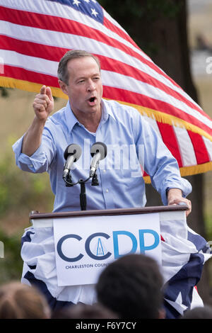 Ehemaliger Maryland Gouverneur und Präsidentschaftskandidat Martin O'Malley befasst sich mit Fans während der Blue Jamboree Kampagne Veranstaltung 21. November 2015 in North Charleston, South Carolina. Stockfoto