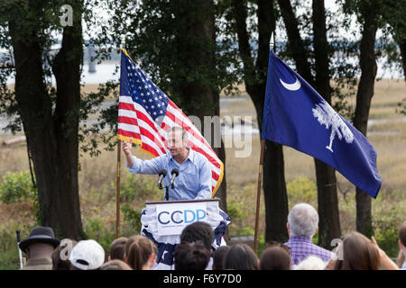 Ehemaliger Maryland Gouverneur und Präsidentschaftskandidat Martin O'Malley befasst sich mit Fans während der Blue Jamboree Kampagne Veranstaltung 21. November 2015 in North Charleston, South Carolina. Stockfoto
