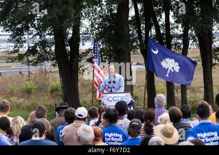 Ehemaliger Maryland Gouverneur und Präsidentschaftskandidat Martin O'Malley befasst sich mit Fans während der Blue Jamboree Kampagne Veranstaltung 21. November 2015 in North Charleston, South Carolina. Stockfoto