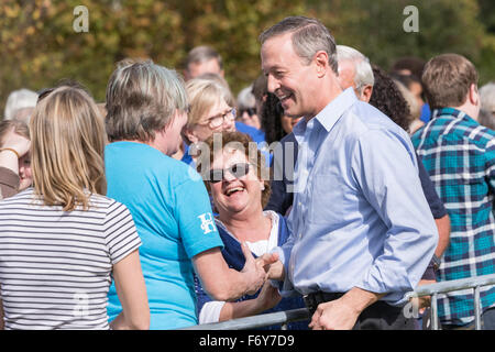 Ehemaliger Maryland Gouverneur und Präsidentschaftskandidat Martin O'Malley grüßt Fans während der Blue Jamboree Kampagne Veranstaltung 21. November 2015 in North Charleston, South Carolina. Stockfoto