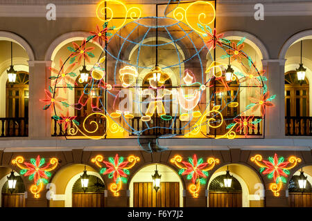 Weihnachtsbeleuchtung auf Municipal Building, Plaza de Armas, Old San Juan, Puerto Rico Stockfoto