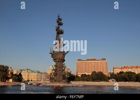 Peter die große Statue auf dem Fluss Moskwa und den Vodootvodny-Kanal in Moskau, Zentralrussland. Stockfoto