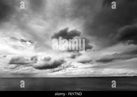 Schuss getroffen auf Osten Mersea Island, Blick auf das Meer mit ein stimmungsvoller Himmel Stockfoto