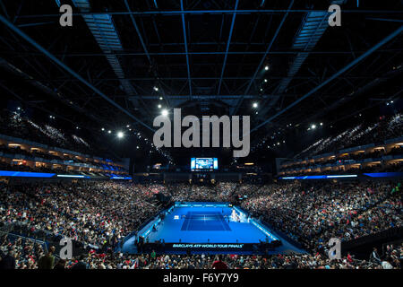 21.11.2015. die O2-Arena, London, England. ATP Tennis Tour Finale. 7. Tag. Gesamtansicht von der O2-Arena in das Halbfinale zwischen Roger Federer (SUI) [3] und Stan Wawrinka (SUI) [4]. Federer gewann das Spiel 7-5, 6-3. Stockfoto