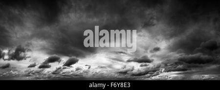 Panorama-Aufnahme ein stimmungsvoller Himmel Regenwolken Stockfoto