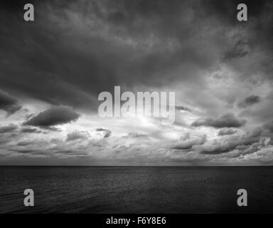 Schuss getroffen auf Osten Mersea Island, Blick auf das Meer mit ein stimmungsvoller Himmel Stockfoto