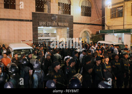 Dhaka, Bangladesch. 22. November: Sicherheit vor Dhaka zentrale Gefängnis von vorne vor der Hinrichtung von zwei obersten Kriegsverbrecher Salauddin Quader Chowdhury und Ali Ahsan Muhammad Mojaheed in Dhaka am 22. November 2015. Zwei Kriegsverbrecher, BNP Führer Salauddin Quader Chowdhury und Jamaat-e-Islami Secretary general Ali Ahsan Mohammad Mojaheed, zur gleichen Zeit für ihre Verbrechen gegen die Menschlichkeit im Jahr 1971 ausgeführt wurden, sagt Gefängnis-Beamter. Sie hingerichtet wurden um 12:55 Uhr Sonntag in Dhaka zentrale Gefängnis, sagte Generalinspekteur des Gefängnisses Syed Iftekhar Uddin. Beide waren Stockfoto