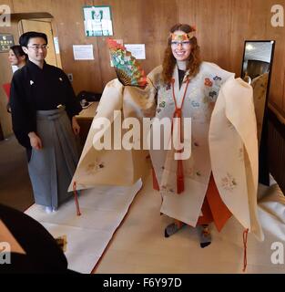 Tokio, Japan. 20. November 2015. Ein beispielloses Ereignis, das japanischen Noh Theater für ein internationales Publikum öffnen soll können "Experience Corner" Publikum Mitglieder Don Masken und Kostüme während vom Meister Lehrer geführt. Das Ereignis '' Noh-Theater: jenseits der Worte, über Grenzen hinaus '' bietet Auswahl an Noh in Japanisch und Engish Publikum eine Chance zu vergleichen wie Noh Power Transcendsanguage Barrieren. Moderiert wurde die Veranstaltung von Art Rat Tokyo und der Kita Schule Noh Theater Nohgaku im Roppeita XIV Commemorative Noh Theater in Tokio, Japan © ZUMA Press, Inc./Alamy Stockfoto