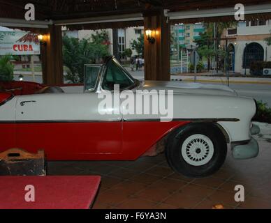 Bestandteil einer 1956 Chevrolet dient als eine Anzeige in einem Restaurant in Veradero, Kuba. Stockfoto