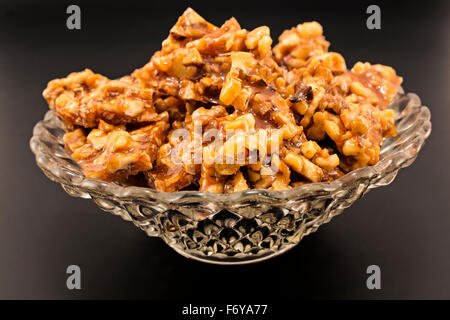 Hausgemachte Süßigkeiten mit Walnüssen in eine Glasschüssel. Stockfoto