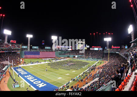 Fenway Park. 21. November 2015. MA, USA; Eine allgemeine Ansicht des Fenway Park während die Nationalhymne vor dem NCAA Football Spiel zwischen den Boston College Eagles und die Notre Dame Fighting Irish im Fenway Park. Anthony Nesmith/Cal Sport Media/Alamy Live-Nachrichten Stockfoto