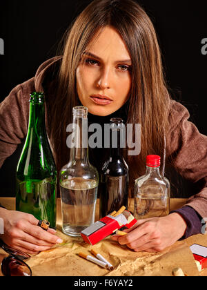 Betrunkenes Mädchen mit Flasche Wodka. Stockfoto