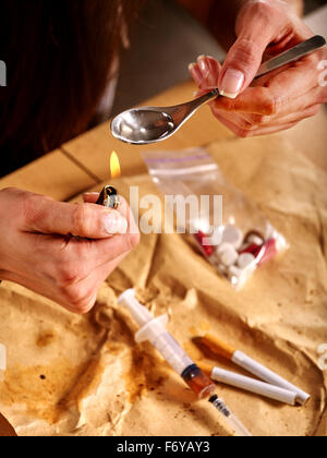 Mädchen Süchtigen mit Heroin Löffel und leichter. Stockfoto