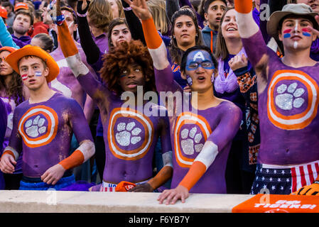 Clemson, SC, USA. 21. November 2015. Clemson Fußballfans während der NCAA Football-Spiel zwischen Wake Forest und Clemson im Memorial Stadium in Clemson, SC. David Bräutigam/CSM Stockfoto