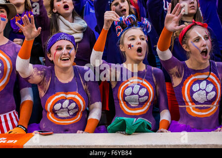 Clemson, SC, USA. 21. November 2015. Clemson Fußballfans während der NCAA Football-Spiel zwischen Wake Forest und Clemson im Memorial Stadium in Clemson, SC. David Bräutigam/CSM Stockfoto