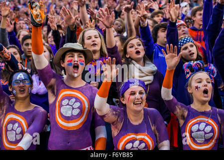 Clemson, SC, USA. 21. November 2015. Clemson Fußballfans während der NCAA Football-Spiel zwischen Wake Forest und Clemson im Memorial Stadium in Clemson, SC. David Bräutigam/CSM Stockfoto