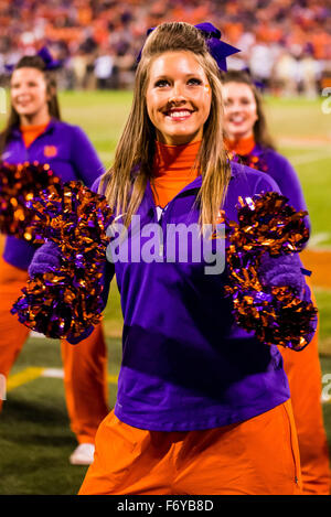 Clemson, SC, USA. 21. November 2015. Clemson Tigers Cheerleader während der NCAA Football-Spiel zwischen Wake Forest und Clemson im Memorial Stadium in Clemson, SC. David Bräutigam/CSM Stockfoto