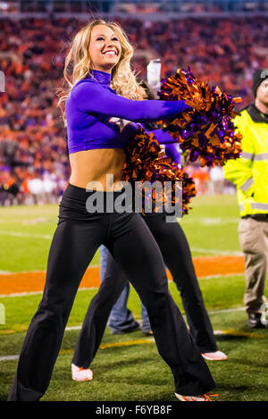 Clemson, SC, USA. 21. November 2015. Clemson Rallye Katzen während der NCAA Football-Spiel zwischen Wake Forest und Clemson im Memorial Stadium in Clemson, SC. David Bräutigam/CSM Stockfoto