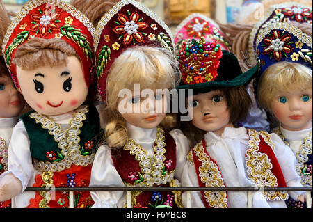 Puppen in ungarischen Kostüme zum Verkauf in Budapest, Ungarn. Stockfoto