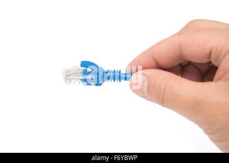 Hand mit einem blauen RJ45-Computer-Netzwerk Anschlusskabel auf weiß Stockfoto