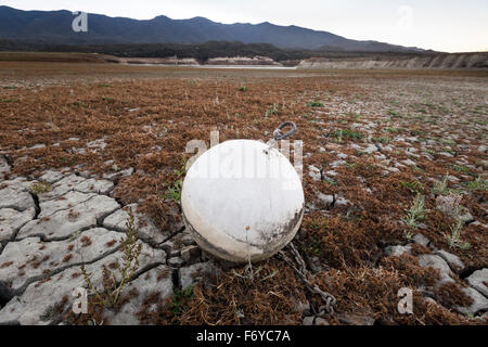 Eine Boje ruht auf Cachuma Stausees trockenen Seebett im kalifornischen Santa Ynez Valley. Der See ist jetzt nach mehreren Jahren extremer Trockenheit meist trocken. © Scott London/Alamy Live-Nachrichten Stockfoto