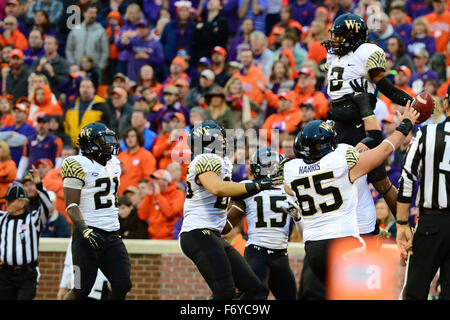 Wake Forest Quarterback Kendall Hinton (2) nach seinem Tor einen Touchdown während der NCAA College-Football-Spiel zwischen Wake Forest und Clemson auf Samstag, 21. November 2015 im Memorial Stadium in Clemson, S.C Jacob Kupferman/CSM Stockfoto